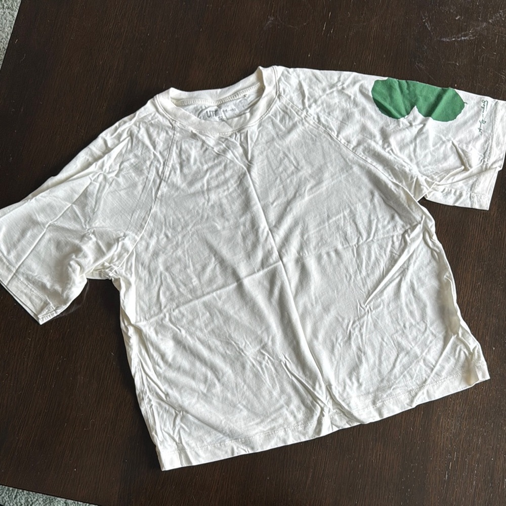 Uniqlo White and Green Crop Top Casual Style